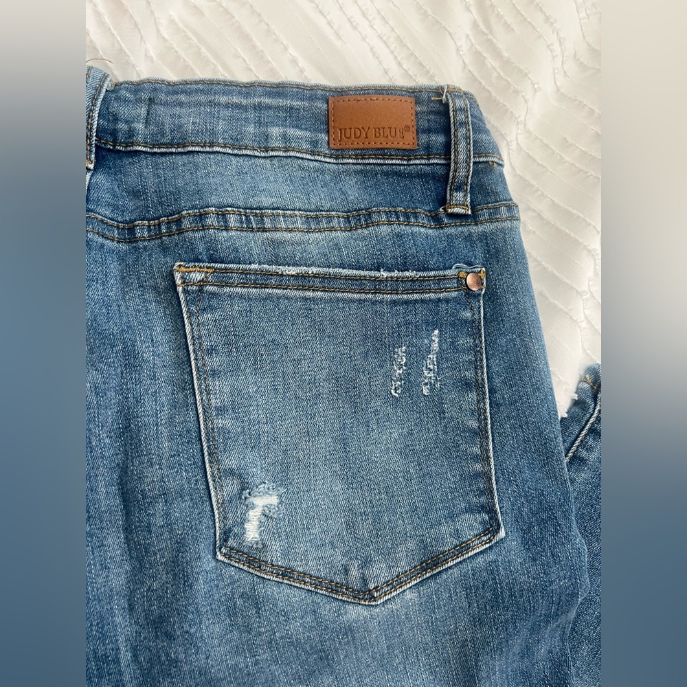 Judy Blue Medium Wash Distressed Capri Fit Jeans - Size 32 - Picture 5 of 5